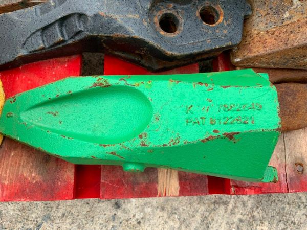 BUCKET TEETH / DOZER SPROCKET & ROLLERS. 377206554