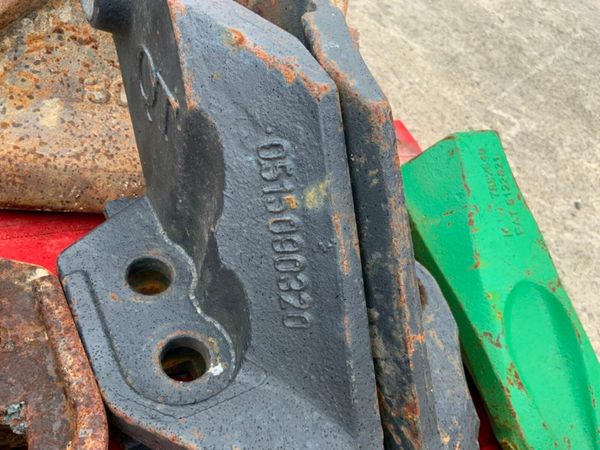 BUCKET TEETH / DOZER SPROCKET & ROLLERS. 377206555