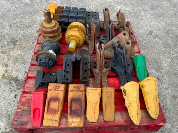 BUCKET TEETH / DOZER SPROCKET & ROLLERS. 377206556