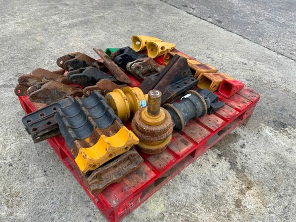 BUCKET TEETH / DOZER SPROCKET & ROLLERS. 377206560