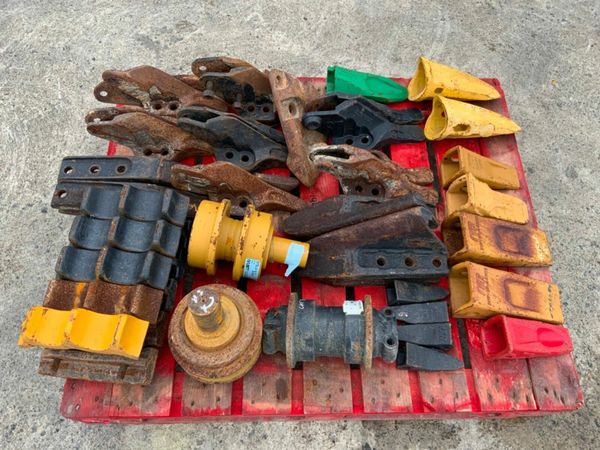 BUCKET TEETH / DOZER SPROCKET & ROLLERS. 377206561