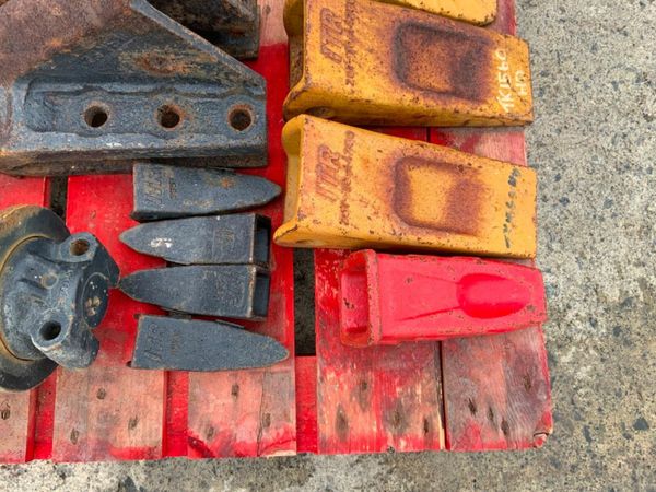 BUCKET TEETH / DOZER SPROCKET & ROLLERS. 377206562