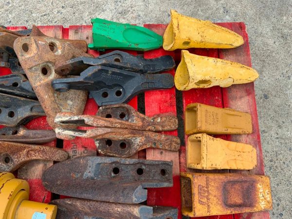 BUCKET TEETH / DOZER SPROCKET & ROLLERS. 377206564