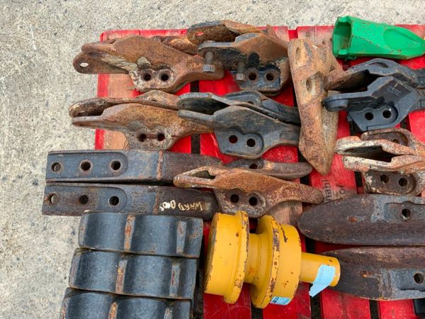 BUCKET TEETH / DOZER SPROCKET & ROLLERS. 377206565