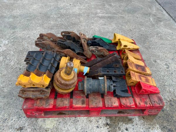 BUCKET TEETH / DOZER SPROCKET & ROLLERS. 377206567