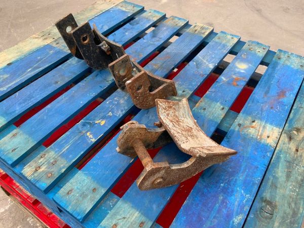MINI DIGGER AUGER  ATTACHMENT BRACKETS. 377206685