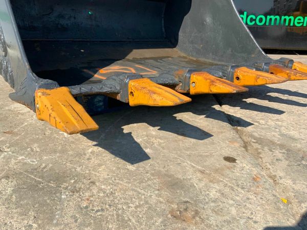 72"  DIGGING BUCKET.........90mm PINS..1521. 377207474