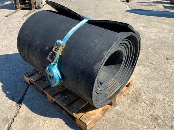 1200mm x 27mm REINFORCED RUBBER MATTING. 377207527