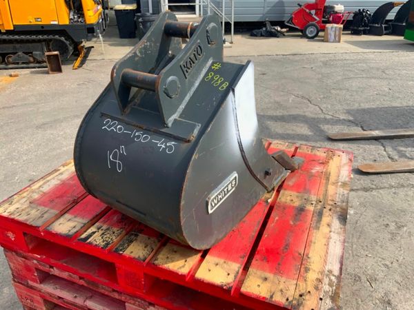 UNUSED 18" DIGGING BUCKET....45mm PINS....898b. 377207643