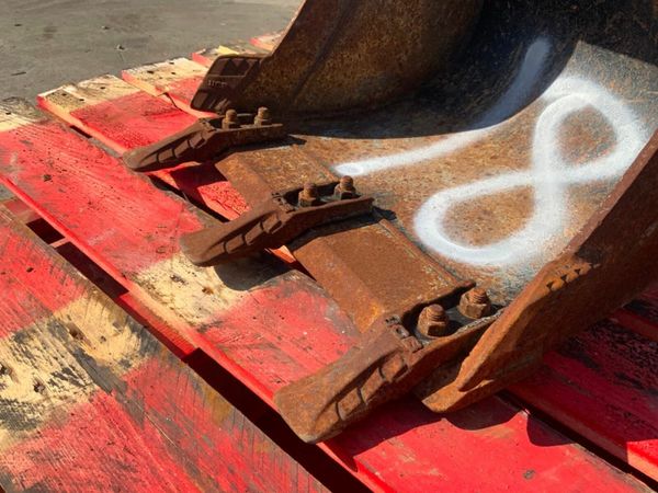 18" JCB DIGGING BUCKET....30mm PINS.......625-18. 377207697