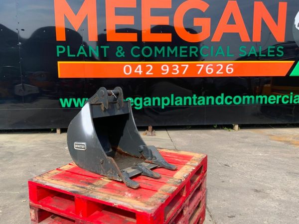 UNUSED 18" DIGGING BUCKET....45mm PINS....898b. 377207635