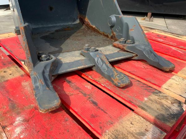 UNUSED 18" DIGGING BUCKET....45mm PINS....898b. 377207637