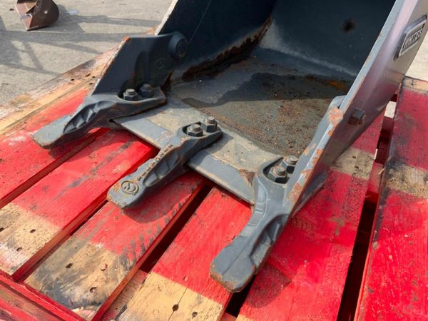 UNUSED 18" DIGGING BUCKET....45mm PINS....898b. 377207639