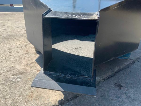 UNUSED CONCRETE POURING BUCKET.......7764. 377207754