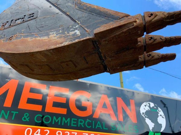 18" JCB DIGGING BUCKET......65mm PINS......381v. 377207775