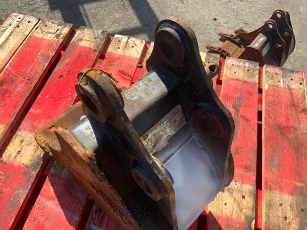 10" JCB DIGGING BUCKET...30mm PINS......624-9. 377207712