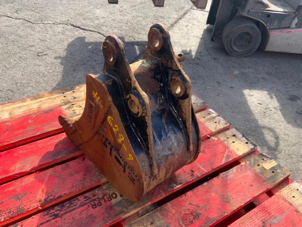 9" JCB DIGGING BUCKET.....30mm PINS........629-9. 377207737