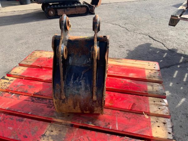 9" JCB DIGGING BUCKET.....30mm PINS........629-9. 377207738