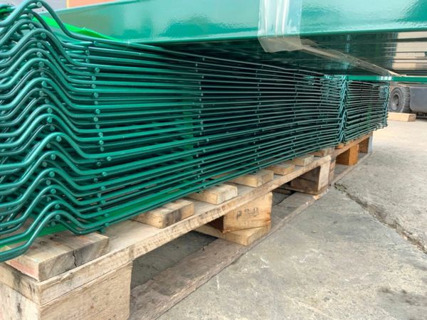 UNUSED V MESH SECURITY FENCING BUNDLE...220m. 377207859
