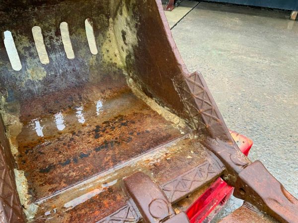 36" DIGGING BUCKET......100mm PINS........305f 377208089