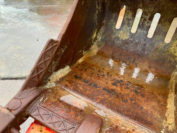 36" DIGGING BUCKET......100mm PINS........305f 377208090