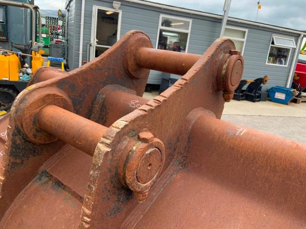 48" JCB DIGGING BUCKET.....80mm PINS.......1191t. 377208530