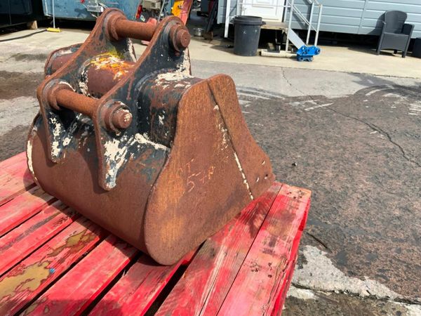 24"  CAT DIGGING BUCKET.......45MM PINS........140 377209208