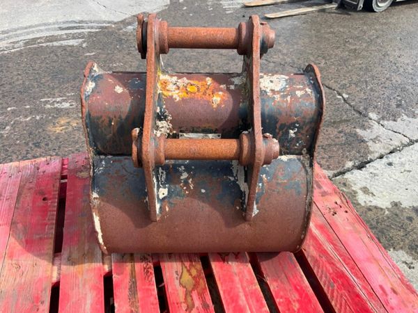 24"  CAT DIGGING BUCKET.......45MM PINS........140 377209209