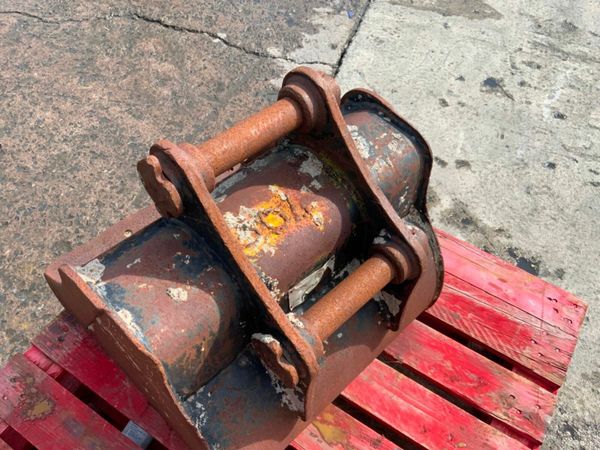 24"  CAT DIGGING BUCKET.......45MM PINS........140 377209210