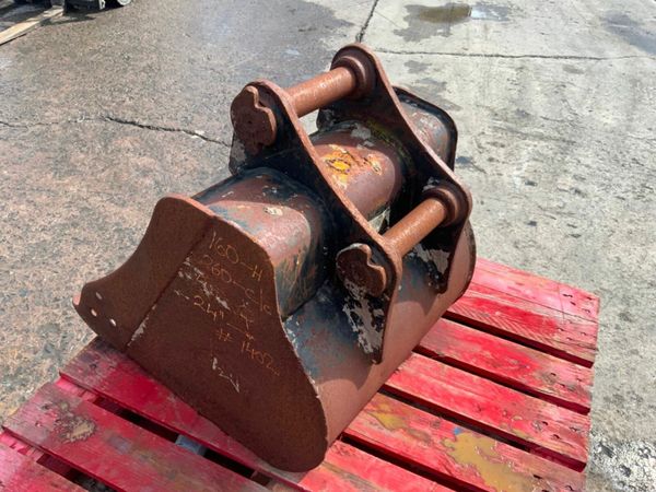 24"  CAT DIGGING BUCKET.......45MM PINS........140 377209211