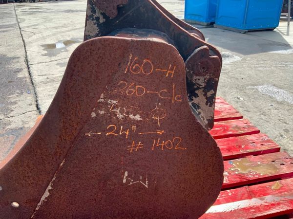 24"  CAT DIGGING BUCKET.......45MM PINS........140 377209212