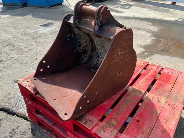 24"  CAT DIGGING BUCKET.......45MM PINS........140 377209213