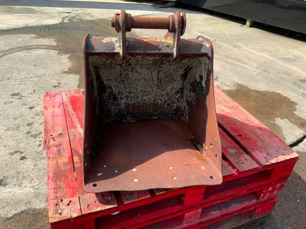 24"  CAT DIGGING BUCKET.......45MM PINS........140 377209215