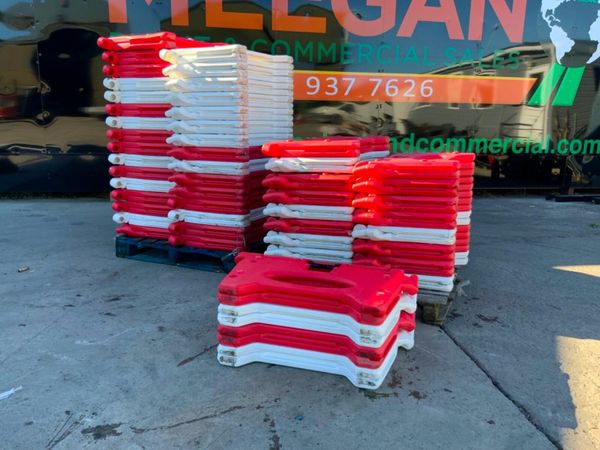 WATER FILLED / FOLDING PEDESTRIAN BARRIERS. 377209768