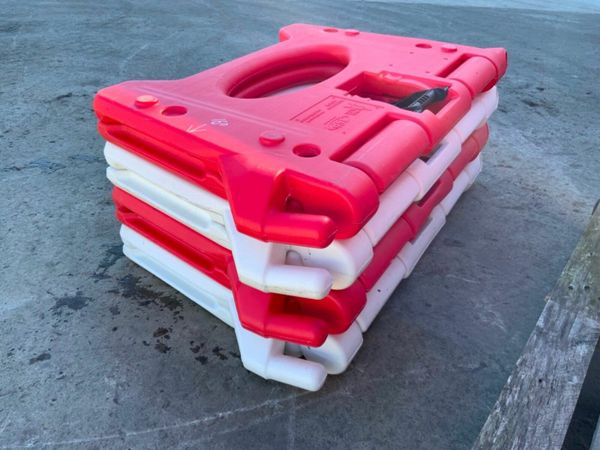 WATER FILLED / FOLDING PEDESTRIAN BARRIERS. 377209772