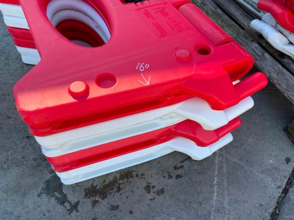 WATER FILLED / FOLDING PEDESTRIAN BARRIERS. 377209773