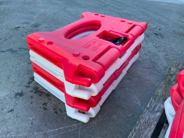 WATER FILLED / FOLDING PEDESTRIAN BARRIERS. 377209774