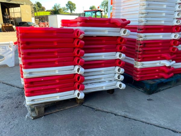 WATER FILLED / FOLDING PEDESTRIAN BARRIERS. 377209778