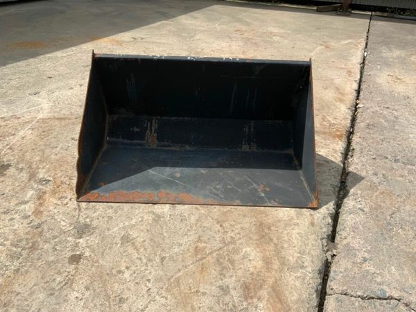 900mm COMPACT LOADER FRONT BUCKET.......601. 377210572