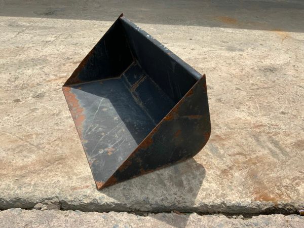 900mm COMPACT LOADER FRONT BUCKET.......601. 377210573