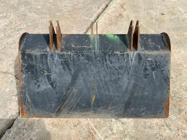 900mm COMPACT LOADER FRONT BUCKET.......601. 377210574