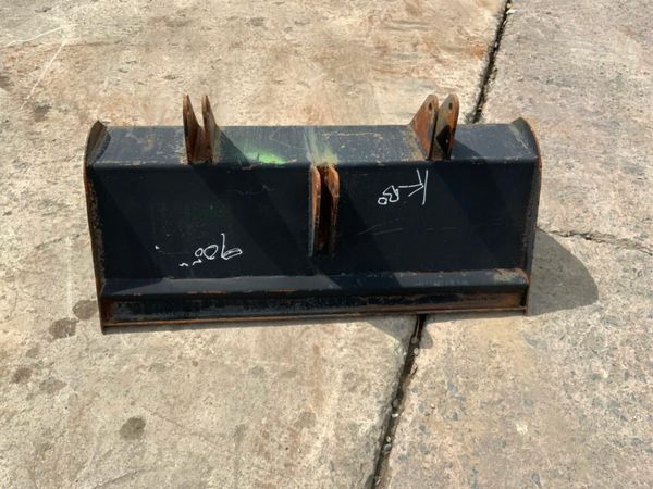 900mm COMPACT LOADER FRONT BUCKET.......601. 377210575