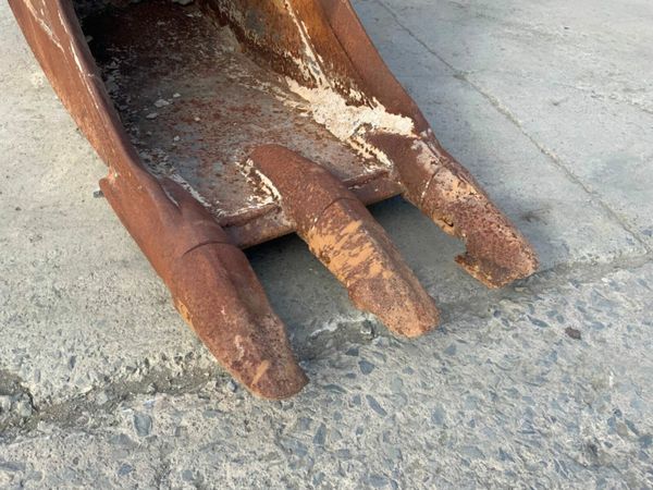 24" MILLAR SCOOP BUCKET...80mm PINS......150. 377210522