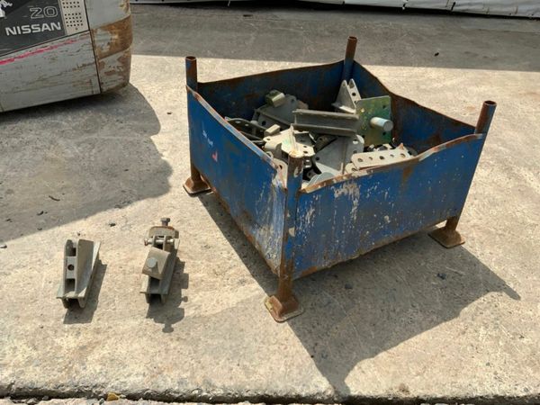 SHUTTERING FORMWORK SUPPORT BRACKETS..... 377210750