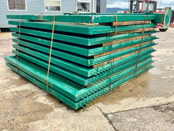 GALVANISED SECURITY FENCING & POSTS.......4256.. 377210775