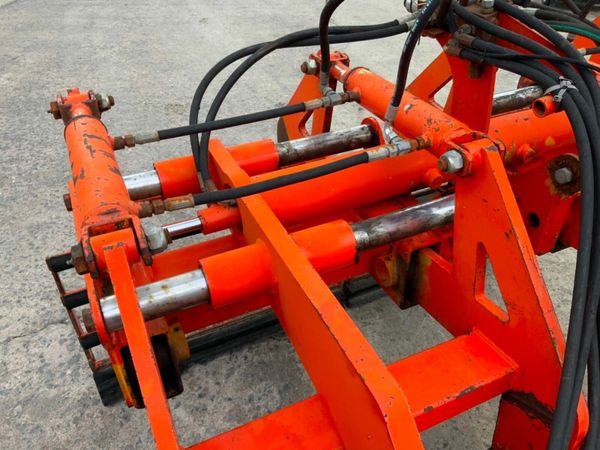 FINLAY HYDRAULIC BLOCK GRAB......4 BALE. 377210736