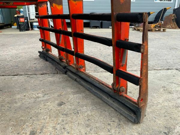 FINLAY HYDRAULIC BLOCK GRAB......4 BALE. 377210737