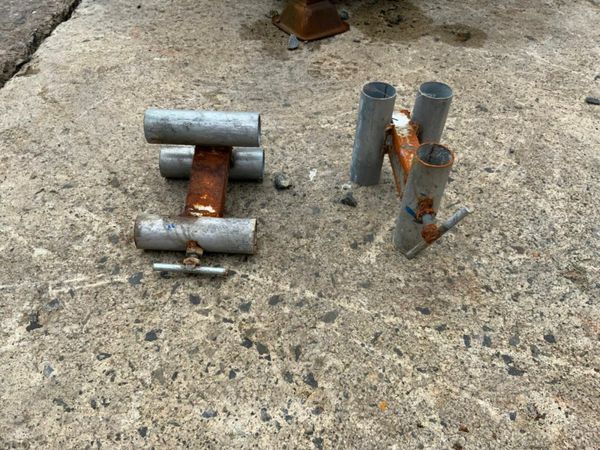 SCAFFOLDING PIPE BRACKETS. 377211026