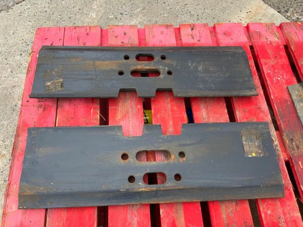 UNUSED HITACHI 700mm TRACK PADS.....2054040. 377211032