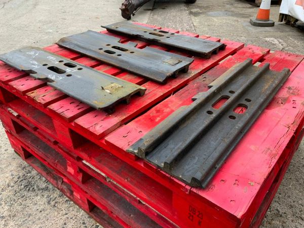 UNUSED HITACHI 700mm TRACK PADS.....2054040. 377211033